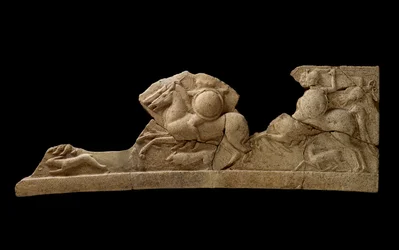 Fries, der Paare von Reitern, einen Hasen, einen Hund und ein Reh darstellt, zweite Hälfte des 6. Jahrhunderts v. Chr.